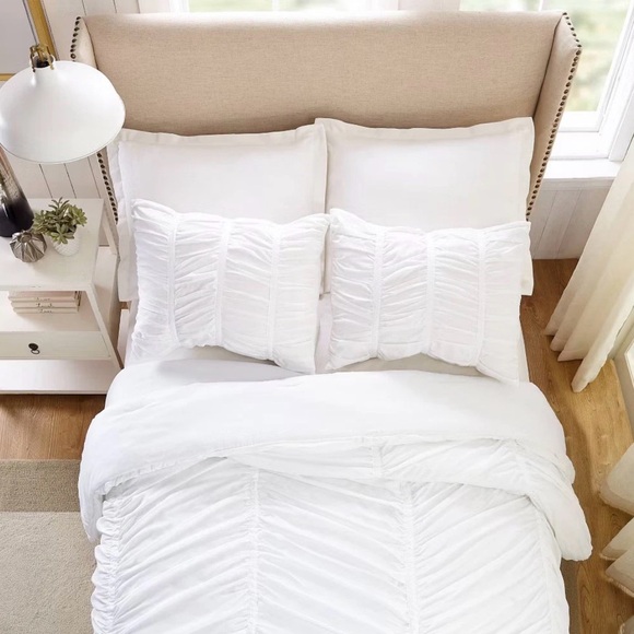 Luxurious White Full/Queen Comforter Set ~ NEW - Picture 2 of 5